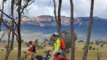Cyclists viewing the Capertee Valley walls