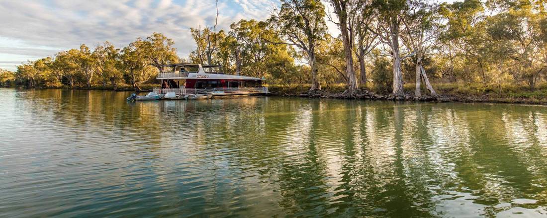 Relaxing boat cruises along the Murray River Walk